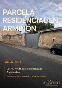 Portada de terreno urbano en Armiñón, Álava, de 1.347,19 m², con fachada de piedra y posibilidad de construir dos viviendas.