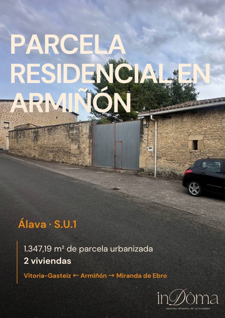 Portada de terreno urbano en Armiñón, Álava, de 1.347,19 m², con fachada de piedra y posibilidad de construir dos viviendas.