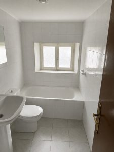 Baño de la casa de Osma con bañera, lavabo y ventana exterior
