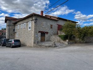 Fachada de casa de piedra en venta en Osma, Valdegovía (Álava)