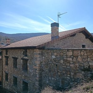 Fachada de piedra y tejado renovado de casa en venta en Laño, Condado de Treviño