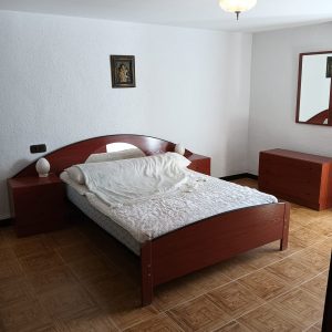 Dormitorio doble con cama de matrimonio y suelo cerámico en casa en venta en Laño, Treviño