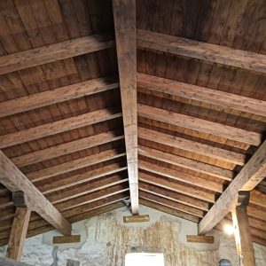 Estructura interior de madera del tejado renovado de una casa de pueblo en Laño, Condado de Treviño