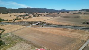 Vista aérea del entorno del suelo industrial La Paul II en La Puebla de Arganzón, con la autovía A-1 y un paso elevado.