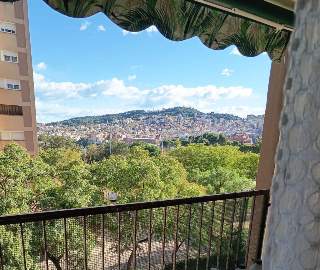 terraza de vivienda heredada en Pamplona con vistas gestionada para su venta desde el extranjero